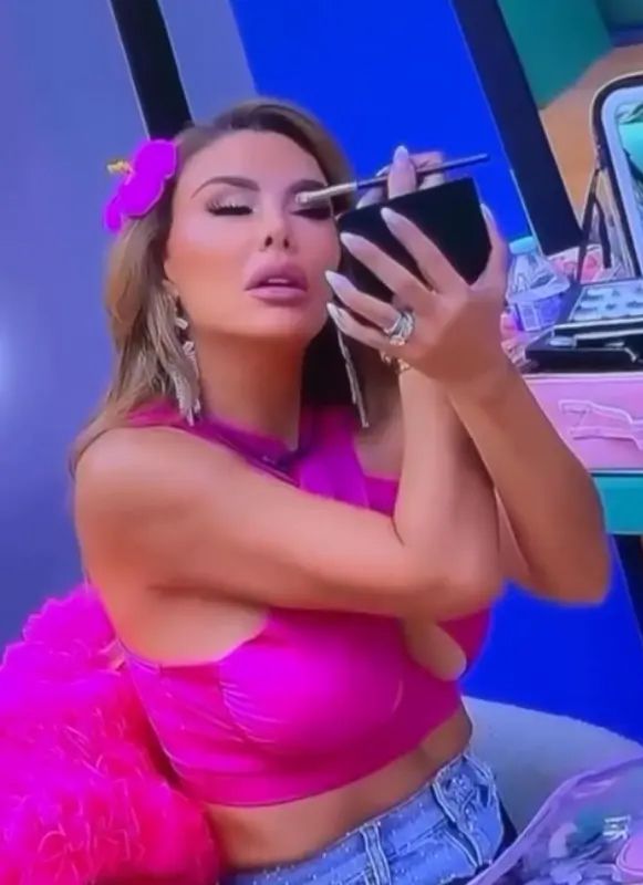 Maquillaje permanente de Ninel Conde