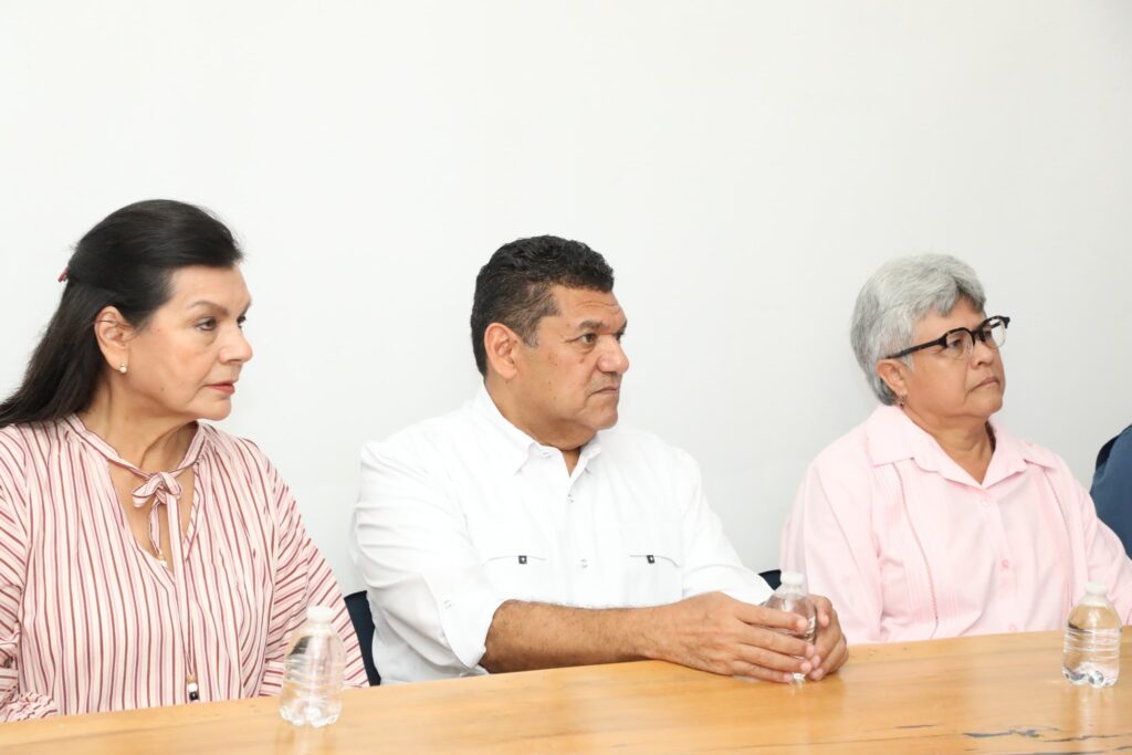 Recorrido Javier May con Luisa Cámara y Yolanda Osuna en Fricetab Tabasco