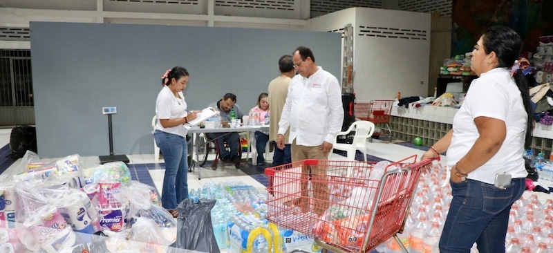 Centro de acopio de Ayuda Humanitaria Tabasco en Nacajuca con cajas de víveres.