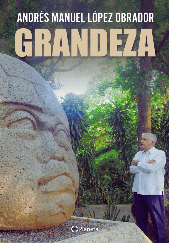 Portada del libro ‘Grandeza’ de Andrés Manuel López Obrador, que muestra al autor frente a una cabeza colosal olmeca en un entorno natural.