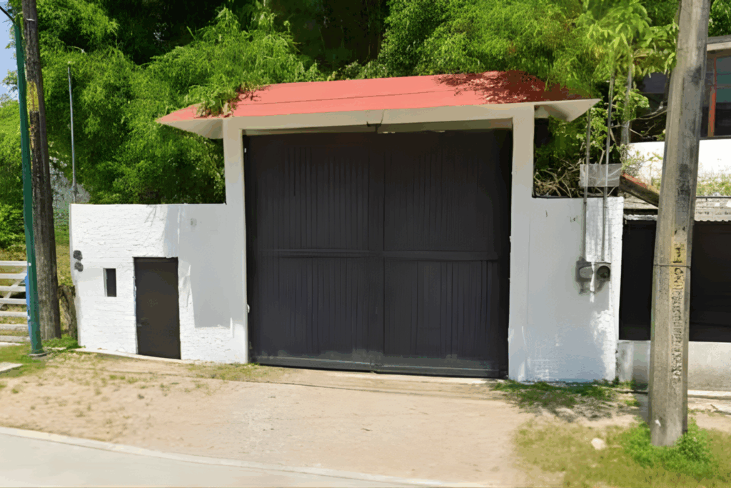 Entrada principal de la finca La Chingada, propiedad del expresidente en Palenque, Chiapas.
