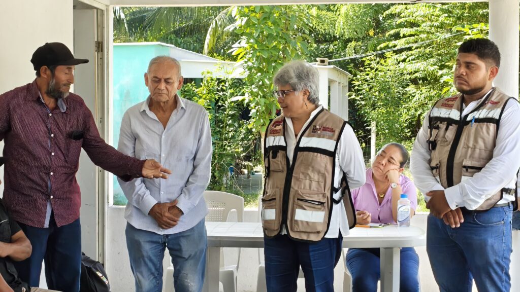 Luisa del Carmen Cámara Cabrales escucha a productores rurales durante una reunión comunitaria en Tabasco.