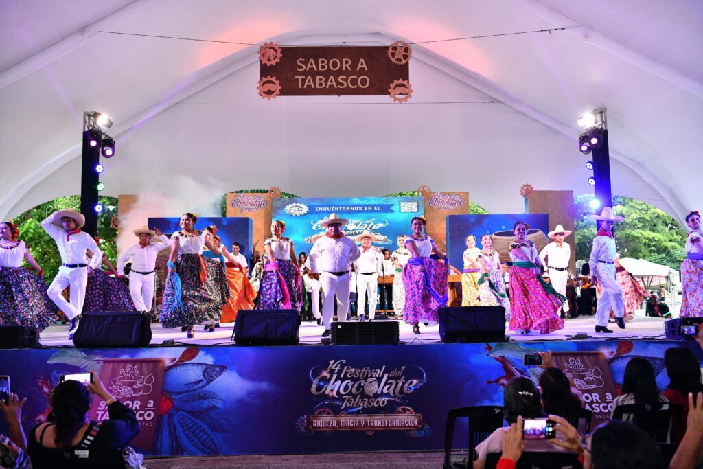Bailarines tabasqueños interpretan danzas tradicionales durante la inauguración del Festival del Chocolate 2025 en el escenario “Sabor a Tabasco”, en el Parque Tabasco “Dora María”.