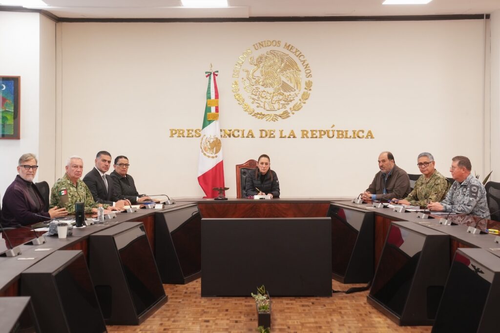 Claudia Sheinbaum y mandos de seguridad nacional en reunión tras atentado al alcalde de Uruapan, en sala oficial de la Presidencia de la República.