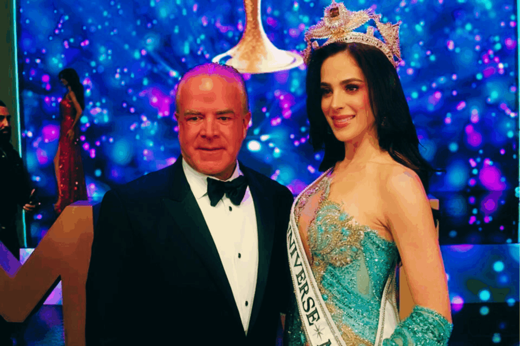 Raúl Rocha Cantú junto a Miss Universo en una gala previa, imagen relevante tras revelarse investigación federal por crimen organizado.