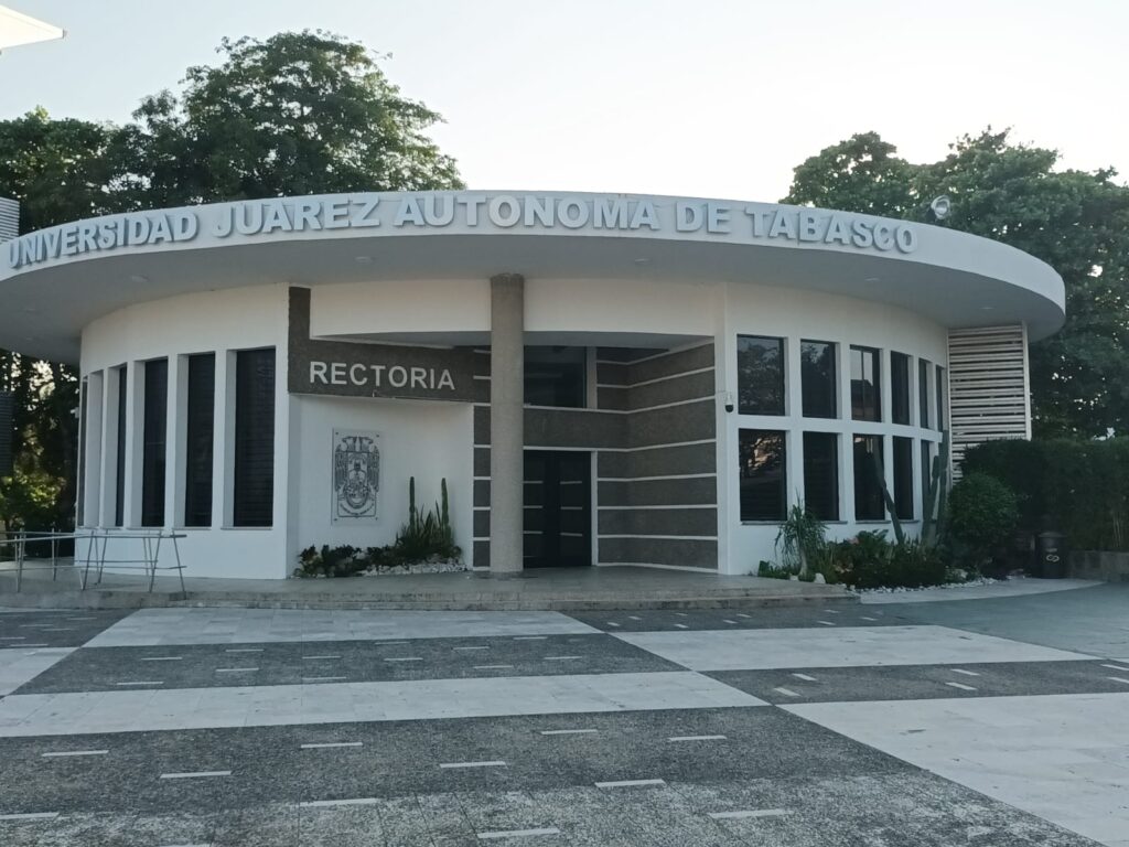 Fachada principal de la Rectoría de la Universidad Juárez Autónoma de Tabasco (UJAT).