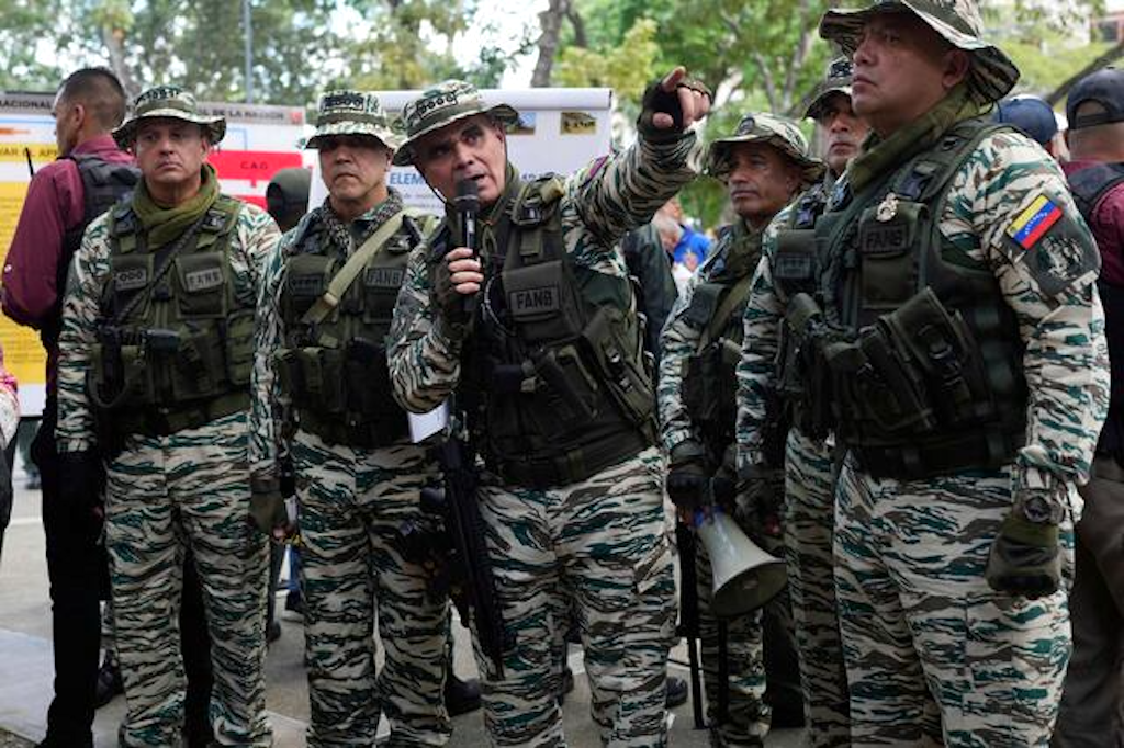 Vladimir Padrino López, ministro de Defensa de Venezuela, supervisa el despliegue de tropas en Caracas.