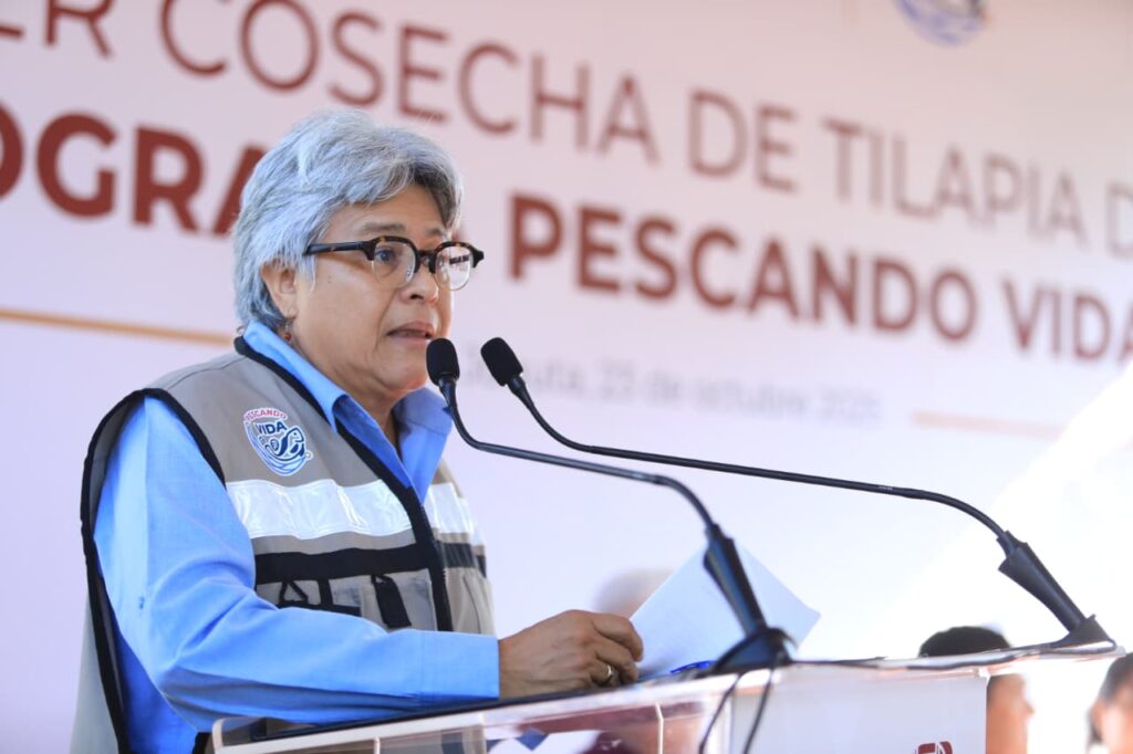 María Luisa Cabrales, con chaleco de programa social ofrece discurso en evento oficial.