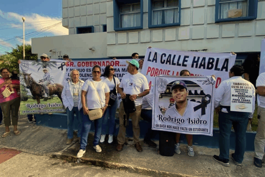 Manifestantes frente a Fiscalía de Tabasco exigiendo justicia por Rodrigo Ricárdez.