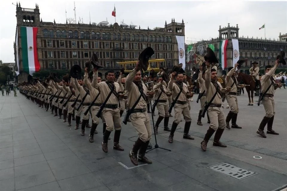 Soldados del Ejército Mexicano desfilando en el Zócalo durante la conmemoración del 20 de noviembre