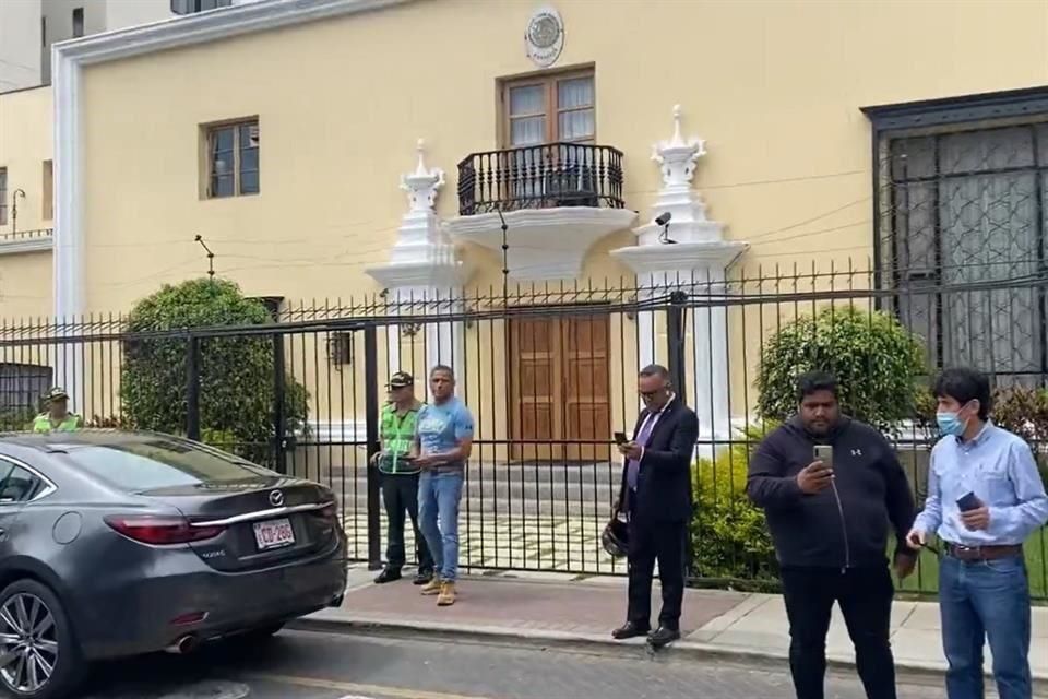 Policías y civiles frente a la Embajada de México en Lima durante vigilancia reforzada.