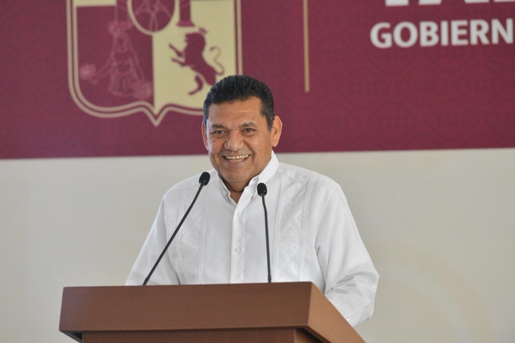 Javier May sonríe durante una conferencia sobre estabilidad del gabinete estatal en Tabasco.