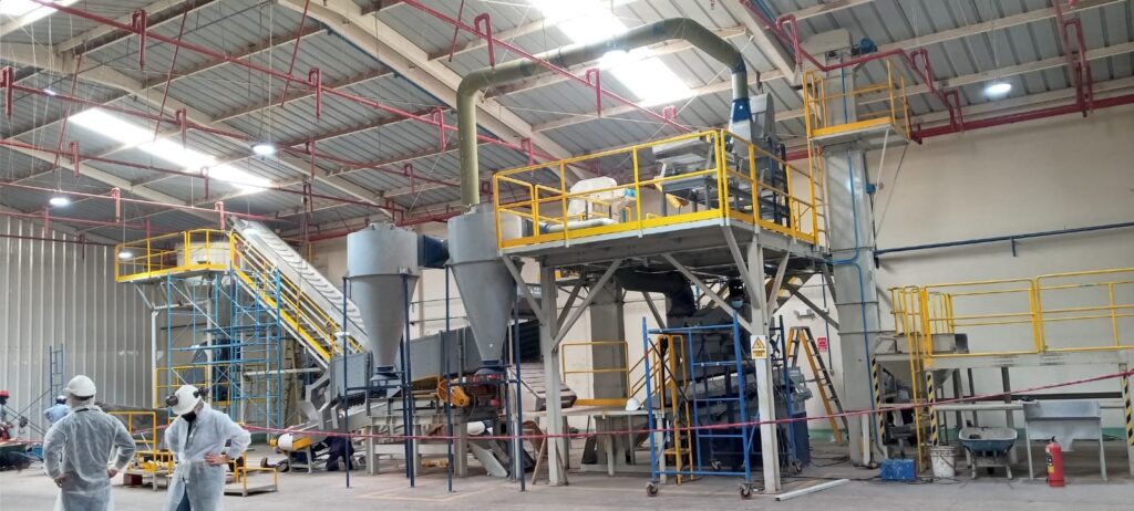 Línea industrial de cacao orgánico de 3000 kg por hora en planta procesadora.