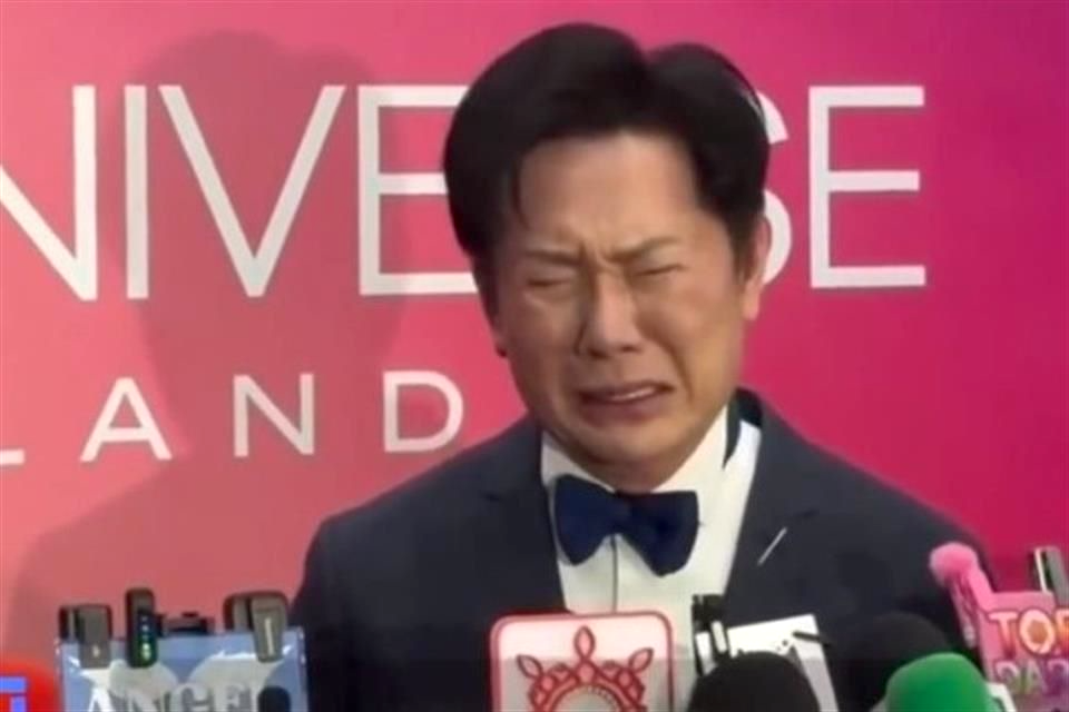 Nawat Itsaragrisil, directivo tailandés del certamen, llora durante una conferencia tras la coronación de Fátima Bosch como Miss Universe 2025.