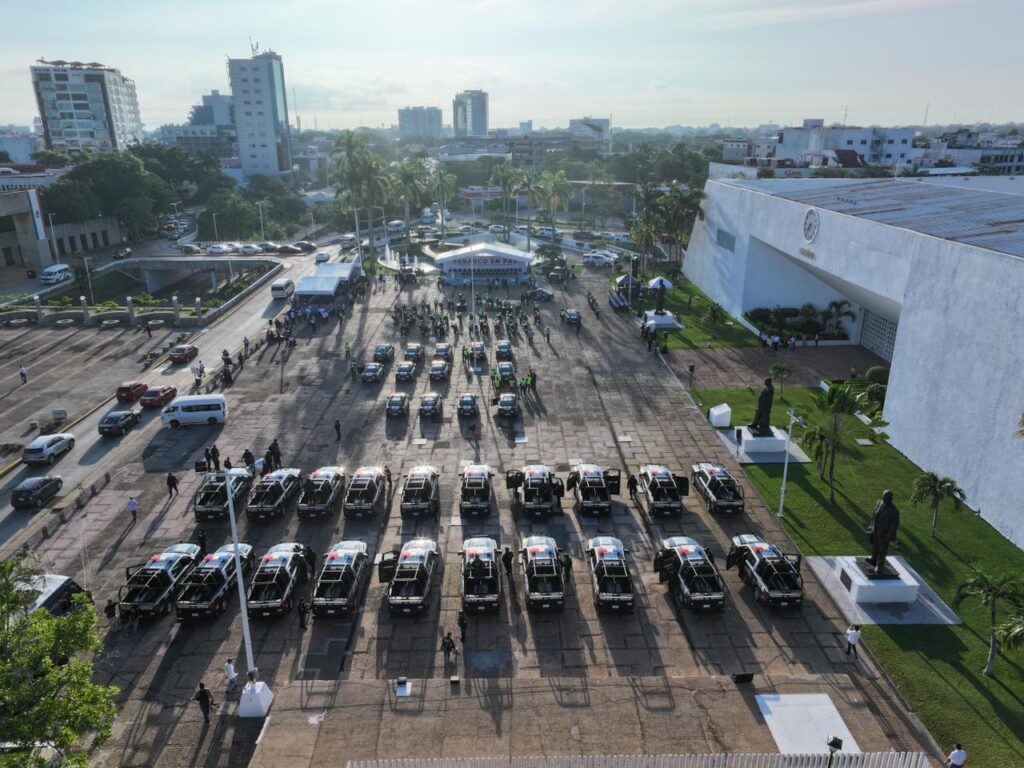 Patrullas nuevas entregadas por el Ayuntamiento de Centro alineadas en la Plaza de la Revolución.