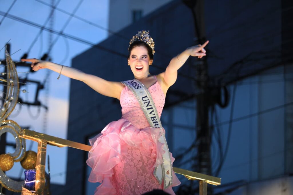 Fátima bailando espontáneamente en carro alegórico (vestido rosa).