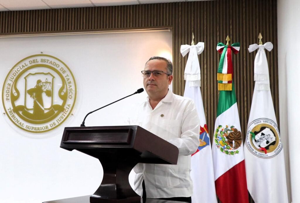 Presidente del Tribunal Superior de Justicia de Tabasco, Carlos Efraín Reséndez Bocanegra, rinde su informe anual desde el podio, frente al escudo institucional y las banderas oficiales.