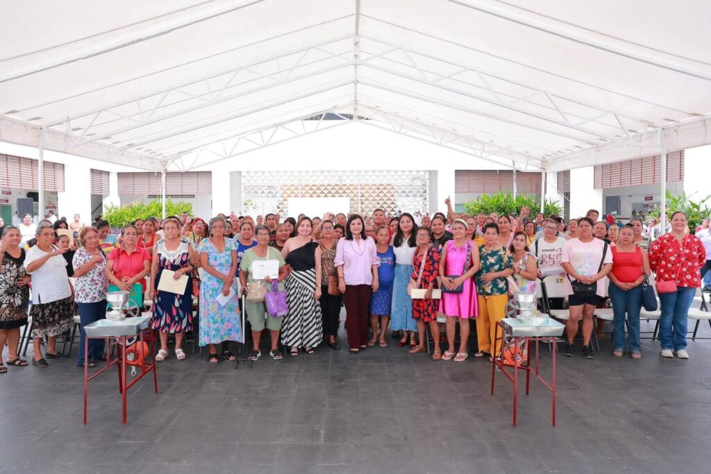 Grupo de mujeres beneficiarias junto a la alcaldesa Yolanda Osuna durante la entrega de molinos eléctricos en Plaza La Ceiba.