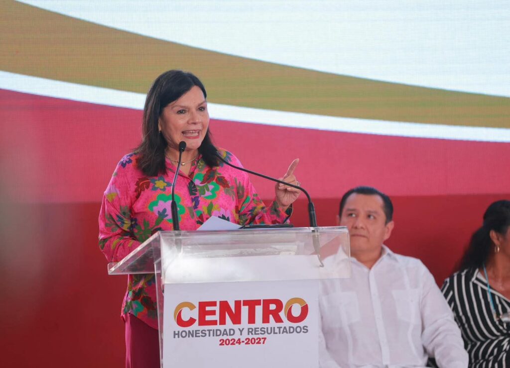 Yolanda Osuna Huerta dirige un mensaje durante la entrega de obras hidráulicas para mejorar el suministro de agua potable en Villahermosa.
