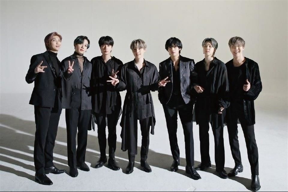 BTS vestidos de negro posan en estudio minimalista para sesión promocional