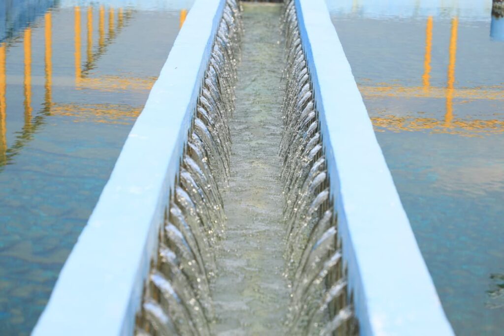Detalle del canal de filtración de la planta potabilizadora de Cárdenas, donde el agua tratada fluye tras su rehabilitación integral.