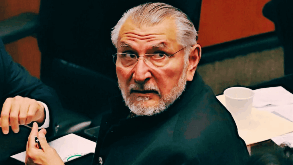 Adán Augusto López, coordinador de Morena en el Senado, durante sesión legislativa en medio de tensiones con el PVEM por la reforma electoral.