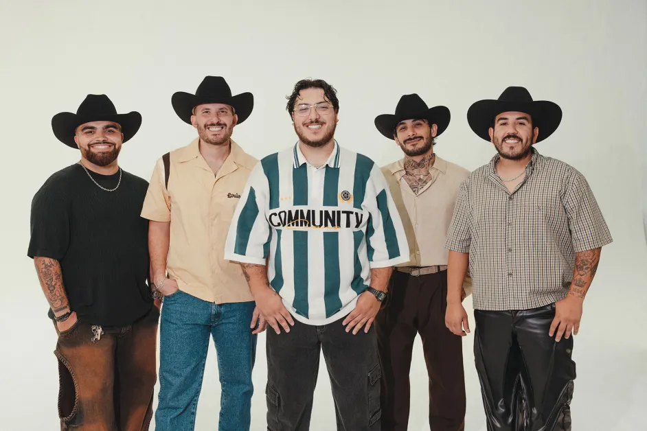 Grupo Frontera posa en estudio con atuendos casuales y sombreros, mostrando su estilo característico del regional mexicano.
