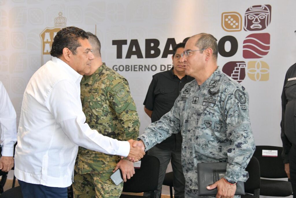 El gobernador de Tabasco, Javier May Rodríguez, saluda al nuevo coordinador estatal de la Guardia Nacional durante la presentación del Informe de Seguridad 2025.