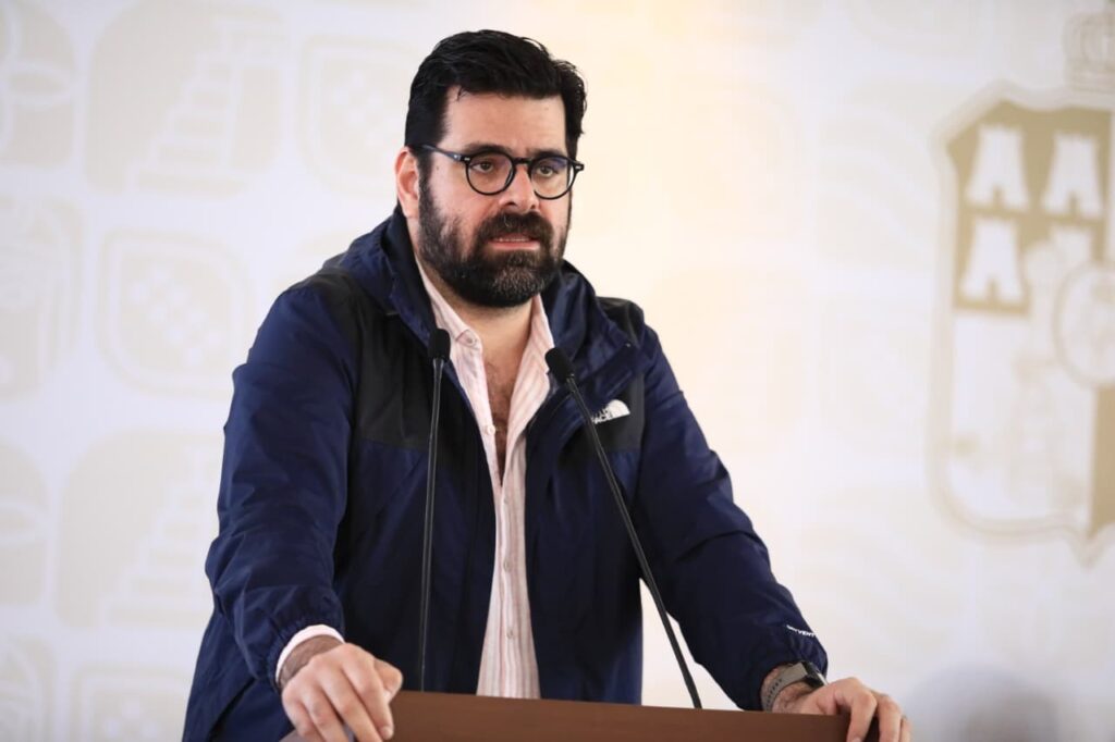 Funcionario de Obras Públicas durante conferencia donde se detallaron avances del Centro de Convenciones.