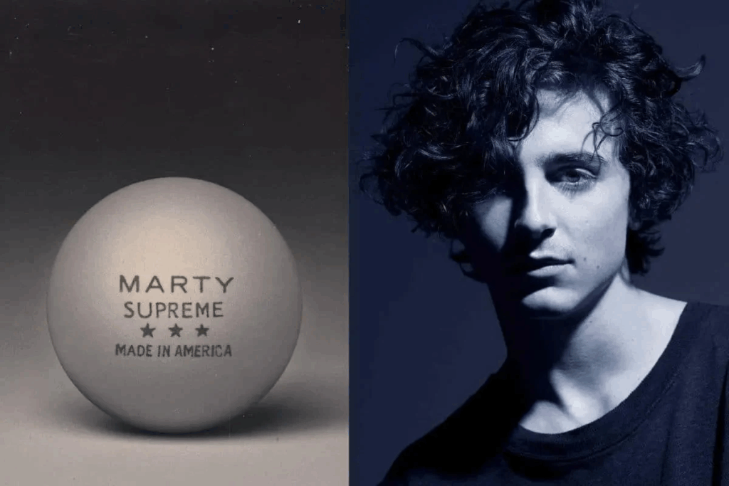 Pelota de tenis de mesa con la marca “Marty Supreme” junto a un retrato en blanco y azul de Timothée Chalamet, protagonista de la película inspirada en la vida del jugador Marty Reisman.
