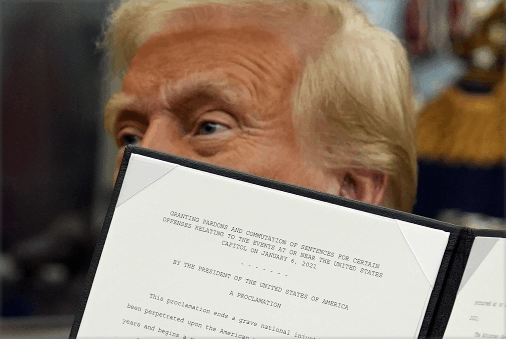 Donald Trump sostiene una proclamación presidencial relacionada con indultos por los hechos del Capitolio del 6 de enero de 2021.