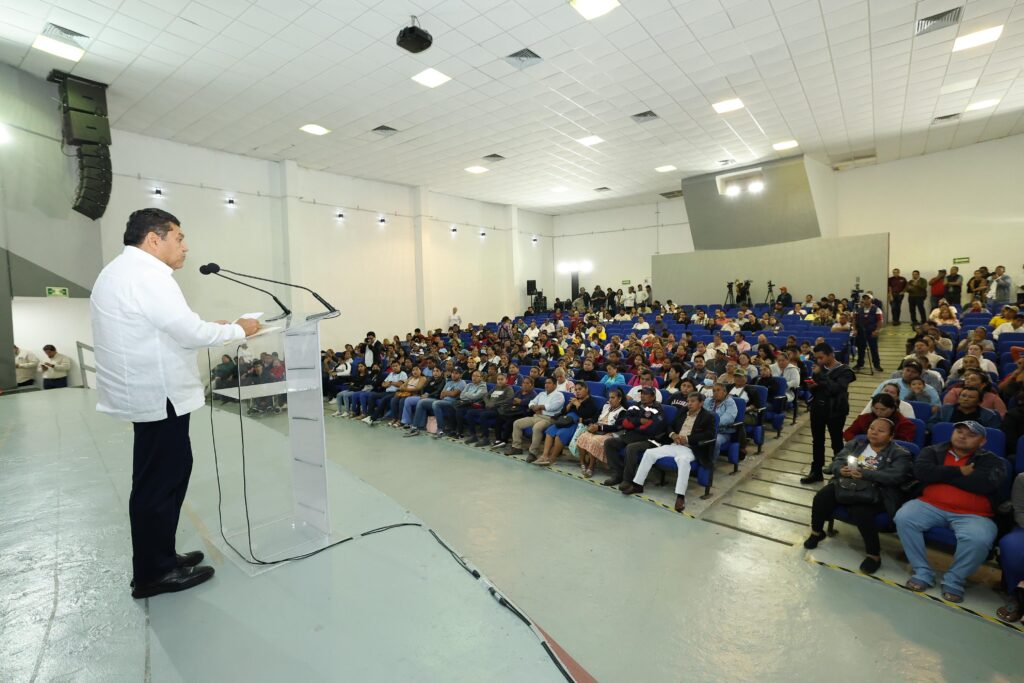 Gobernador Javier May dirige mensaje sobre el programa Viviendas del Bienestar ante beneficiarios en Centro.