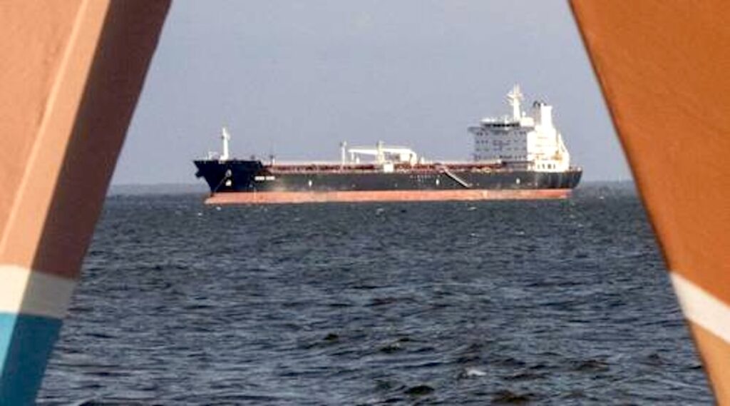 Buque petrolero navegando frente a la costa venezolana durante la fase inicial del control estadounidense sobre las exportaciones de crudo.