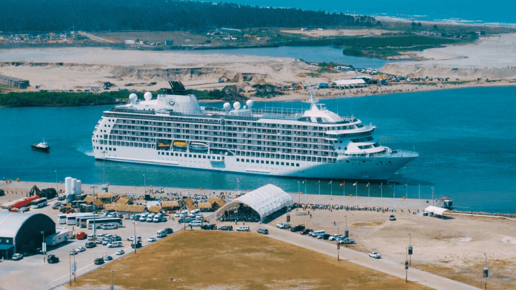 Crucero turístico atracado en el puerto de Dos Bocas, Paraíso, durante escala internacional en Tabasco.