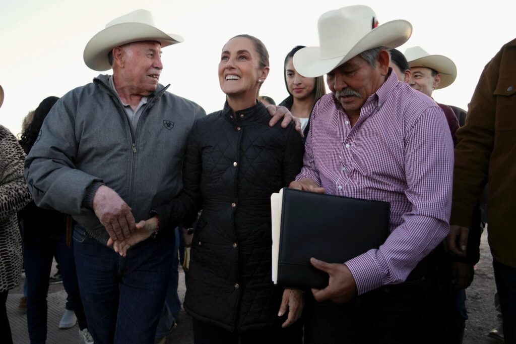 Claudia Sheinbaum dialoga con productores rurales durante la inauguración de la carretera Bavispe–Nuevo Casas Grandes, en Sonora, obra de 134 kilómetros que conectará comunidades de la sierra fronteriza.