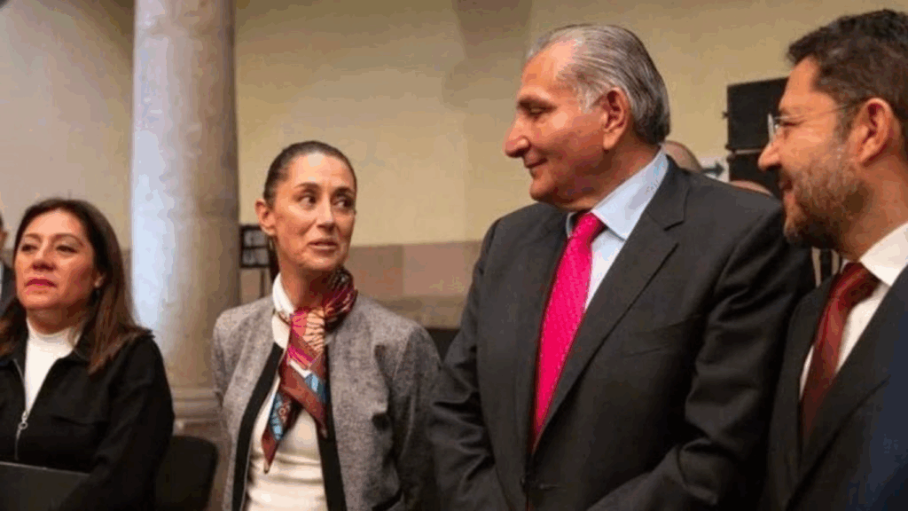 Claudia Sheinbaum conversa con Adán Augusto López durante evento oficial.