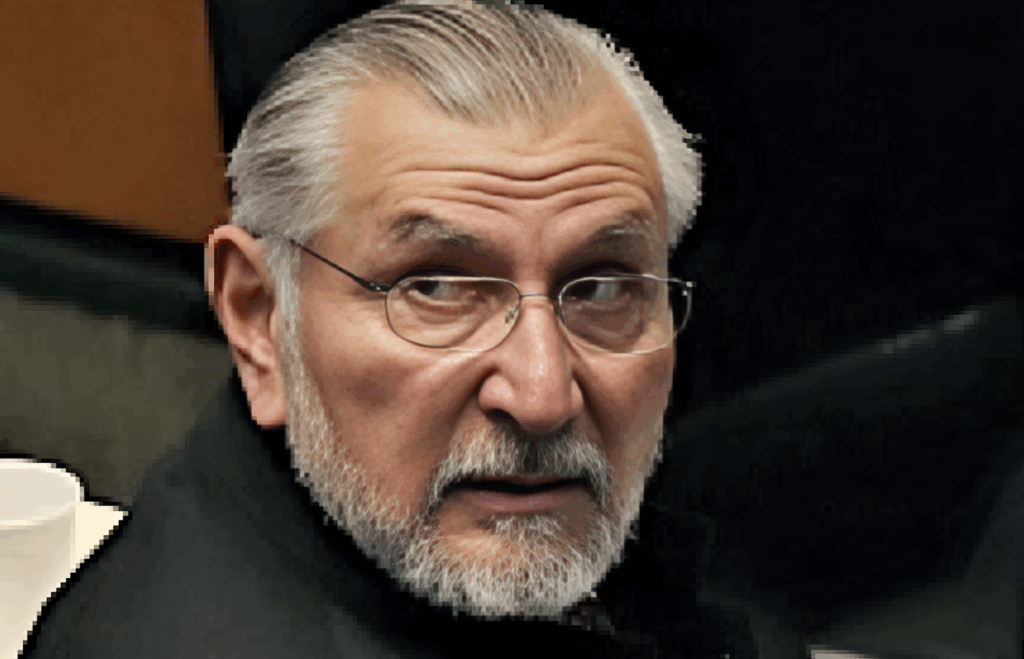 Primer plano de Adán Augusto López durante sesión del Senado con gesto serio.