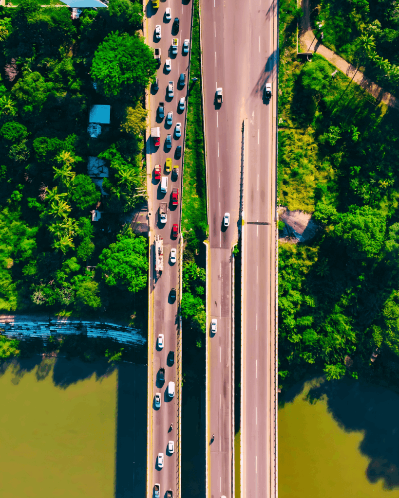 Vista aérea del puente Los Monos sobre el río Carrizal con tráfico vehicular denso en la salida de Villahermosa hacia Cárdenas.