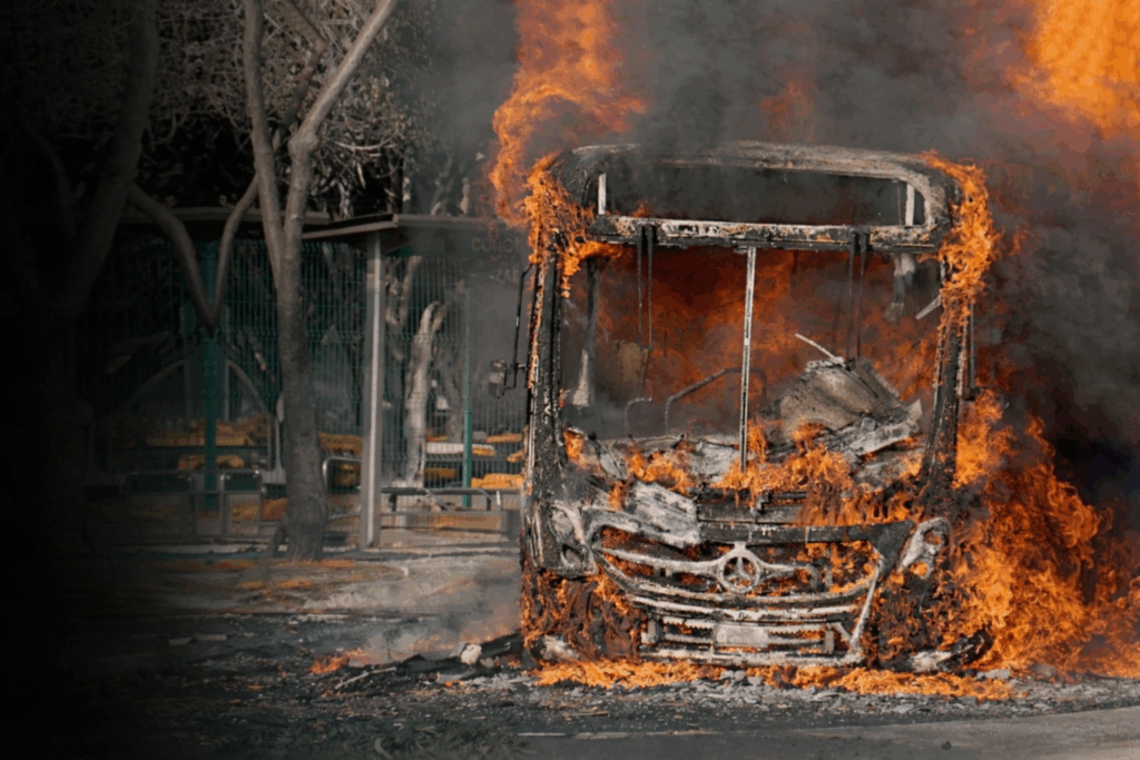 Camión completamente incendiado durante jornada de violencia en Jalisco tras operativo contra el CJNG