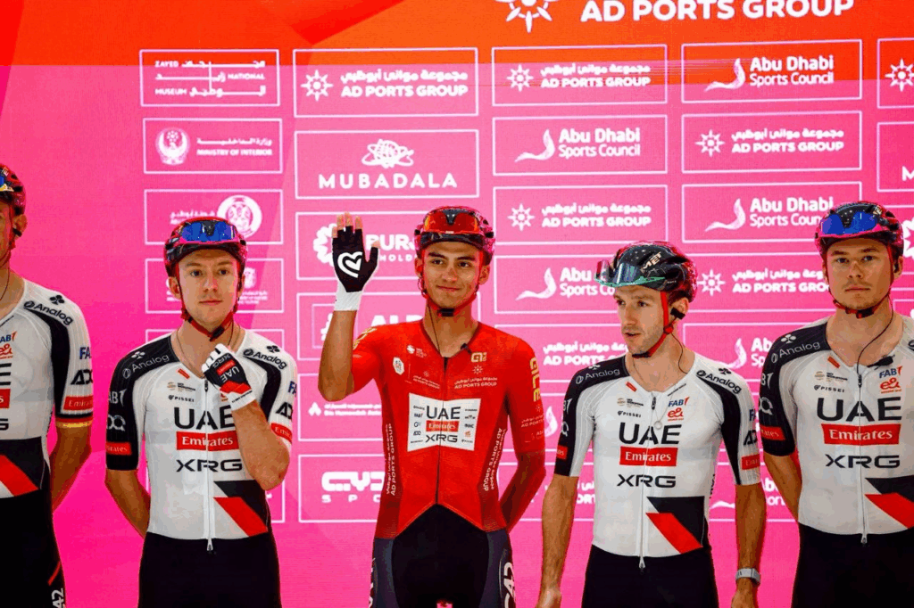 Isaac del Toro junto a sus compañeros del UAE Team Emirates en el podio del UAE Tour 2026