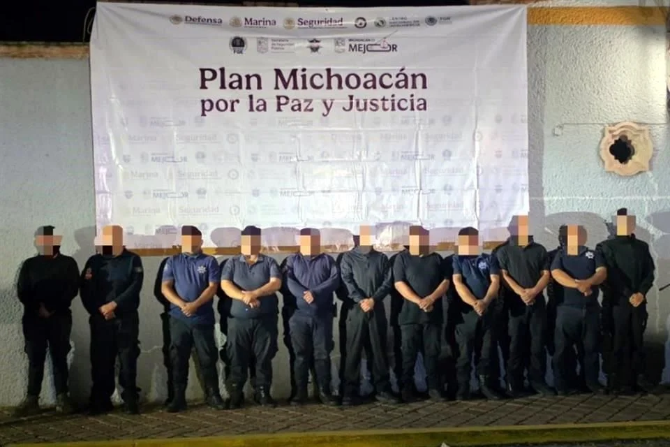 Policías municipales detenidos en Ecuandureo, Michoacán, por presunta colusión con el CJNG