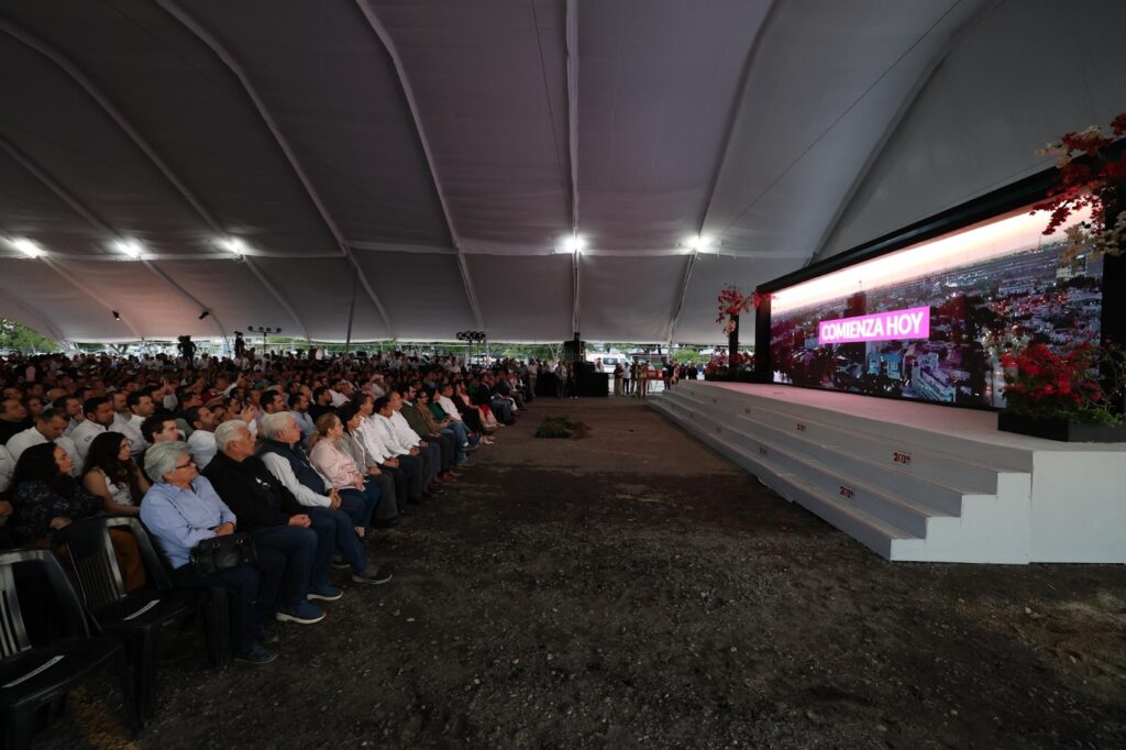 Empresarios, cámaras y ciudadanos asisten a la ceremonia de inicio del proyecto Villahermosa 2030 bajo una carpa instalada en el predio.