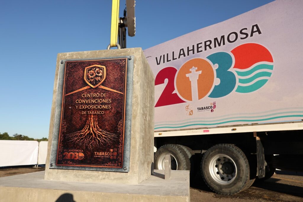Detalle de la placa del Centro de Convenciones y Exposiciones colocada en la primera piedra del proyecto.