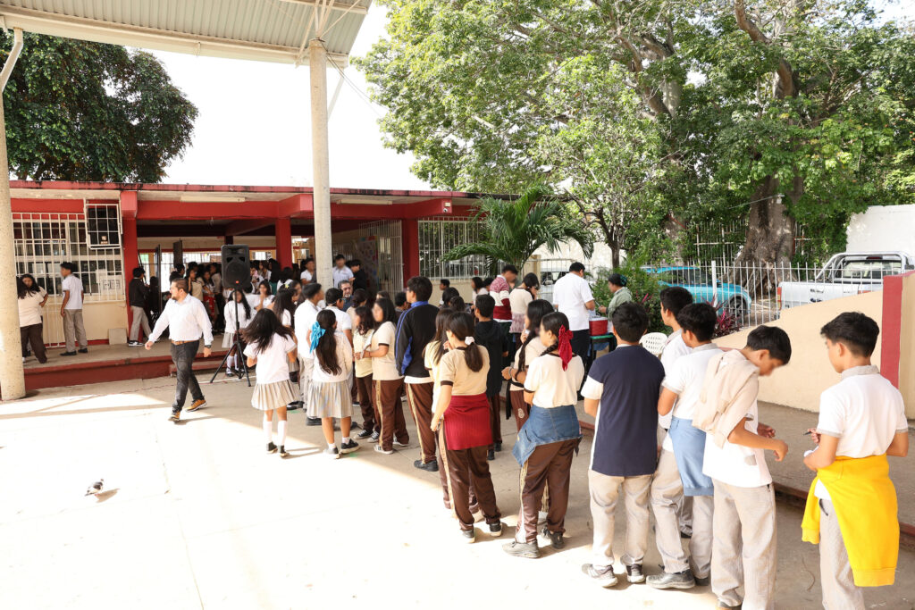 Personal de enfermería de la Marina aplicando dosis de refuerzo contra sarampión a estudiantes de secundaria en Tabasco.