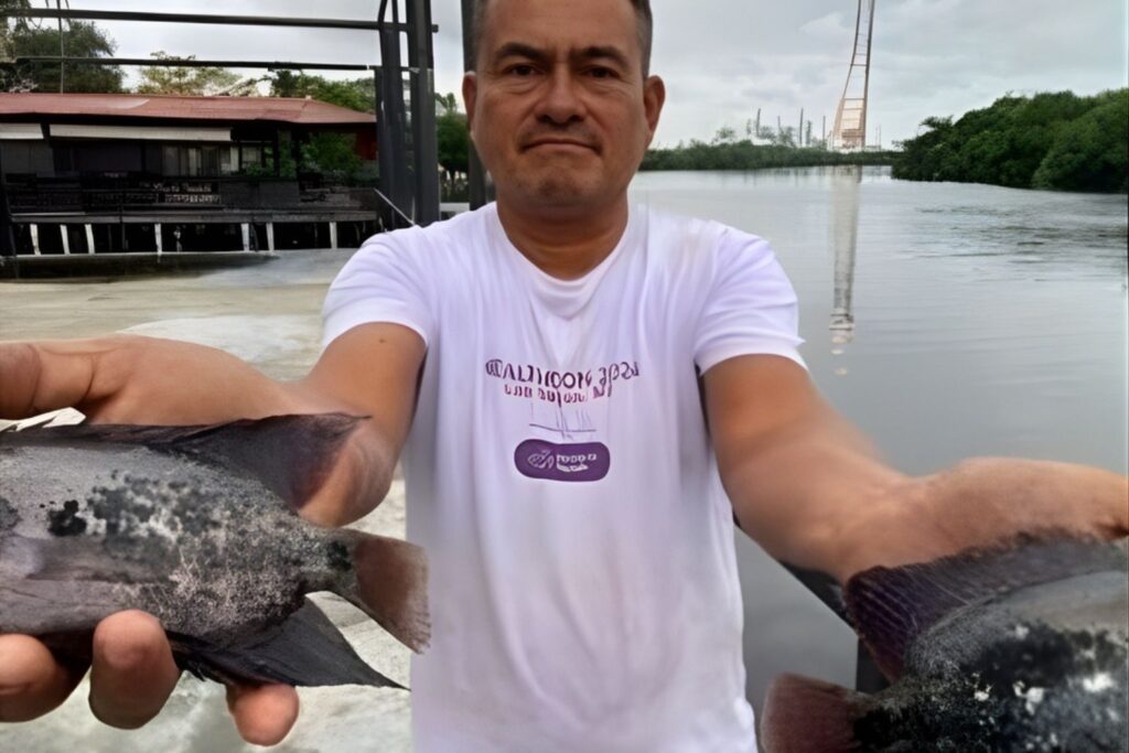 Pescador muestra peces contaminados en el río Seco tras el incendio en la refinería Dos Bocas en Tabasco