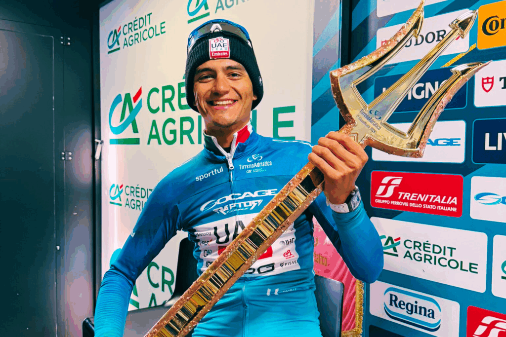 Isaac del Toro sostiene el trofeo tras ganar la Tirreno-Adriático.