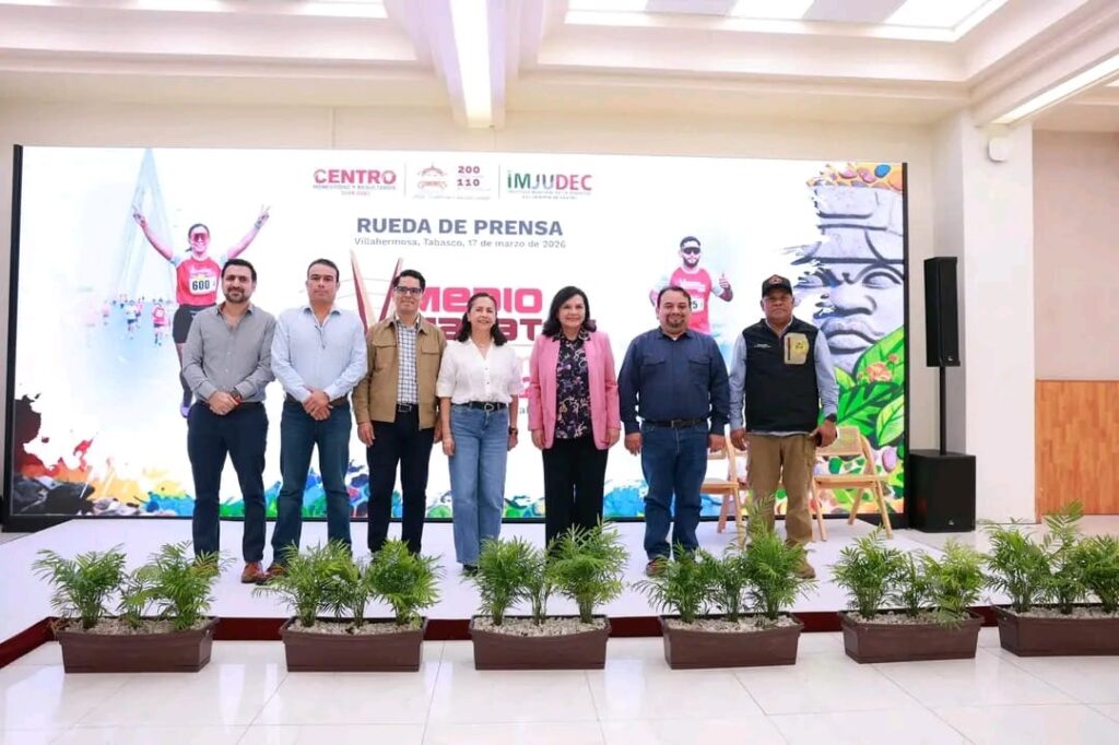 Funcionarios municipales y organizadores del Medio Maratón Villahermosa 2026 posan en rueda de prensa