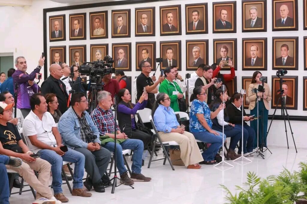 Periodistas cubren la presentación del Medio Maratón Villahermosa 2026 en Centro