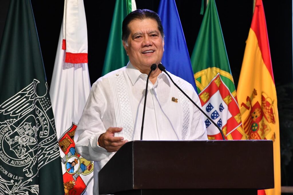 Ceremonia de entrega del Premio Nacional Malinalli 2026 en el Teatro Universitario de la UJAT con autoridades de Tabasco.