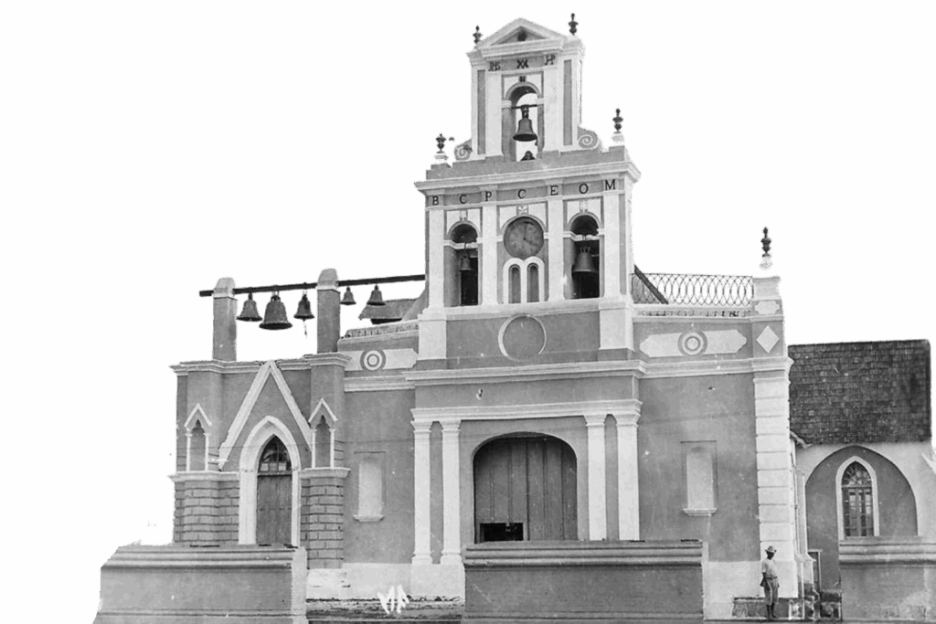 Fotografía vintage en blanco y negro que muestra los cimientos de la antigua Catedral de Esquipulas en Villahermosa siendo cubiertos con tierra y escombro para construir los stands de la exposición agrícola de 1930.